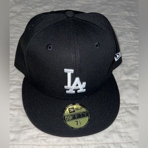 NWT Los Angeles Dodgers New Era Team Logo
59FIFTY Fitted Hat - Black SIZE: 7 1/4